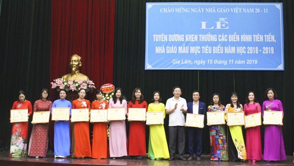 Huyện Gia Lâm tuyên dương, khen thuởng các điển hình tiên tiến, nhà giáo mẫu mực