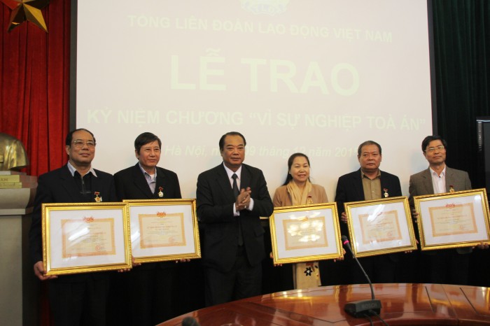 Lãnh đạo Tổng LĐLĐ Việt Nam nhận kỷ niệm chương “Vì sự nghiệp tòa án”