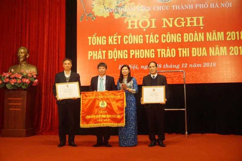 Đón nhận Cờ thi đua xuất sắc của Tổng LĐLĐ Việt Nam