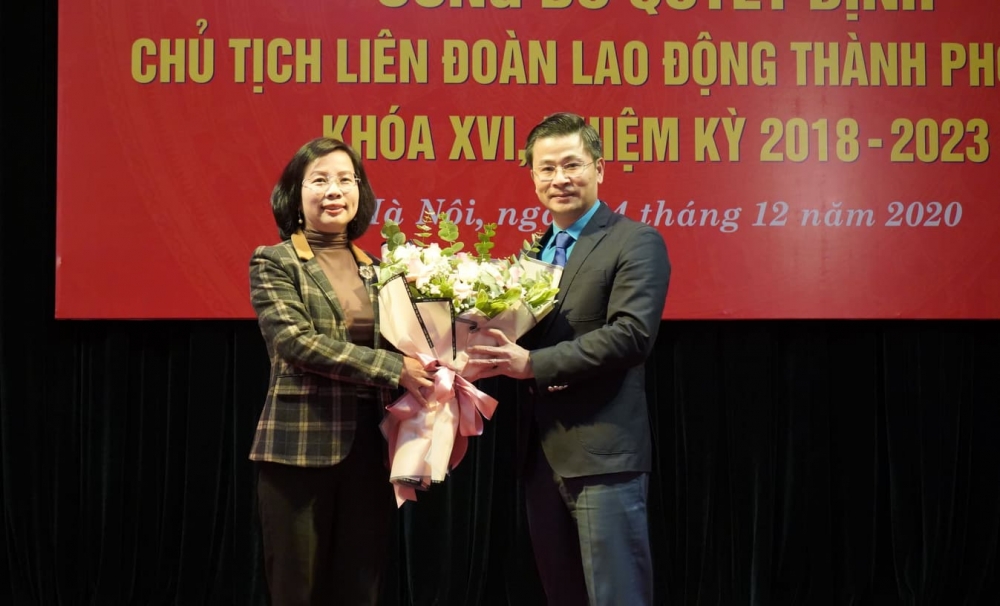 Đồng chí Nguyễn Phi Thường nhận Quyết định là Chủ tịch Liên đoàn Lao động thành phố Hà Nội