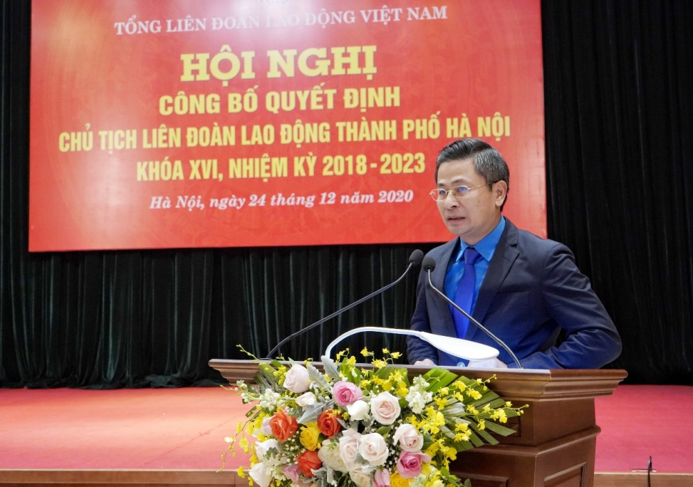 Đồng chí Nguyễn Phi Thường nhận Quyết định là Chủ tịch Liên đoàn Lao động thành phố Hà Nội