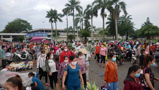 Chợ tạm trước cổng Công ty PouYuen vẫn đông người dù có công nhân mắc Covid-19