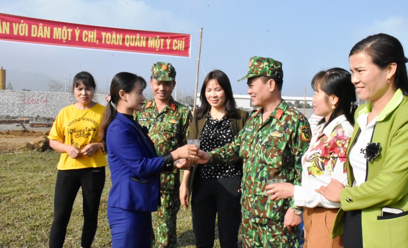 Chùm ảnh: Quân dân đồng lòng, góp sức xây dựng tường rào bảo vệ sân bay Miếu Môn