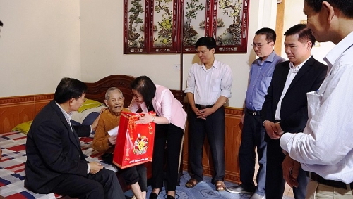 Thăm, tặng quà gia đình chính sách xã Đường Lâm