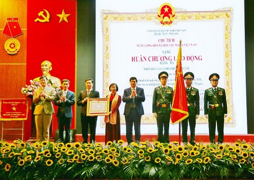 Thị xã Sơn Tây đón nhận Huân chương Lao động hạng Ba