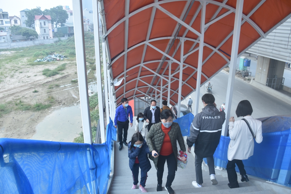 Người dân hào hứng tham quan tàu Nhổn – ga Hà Nội