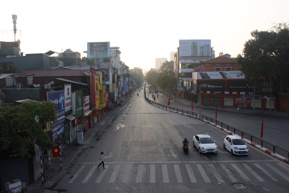 Đường phố Hà Nội yên bình sáng 30 Tết