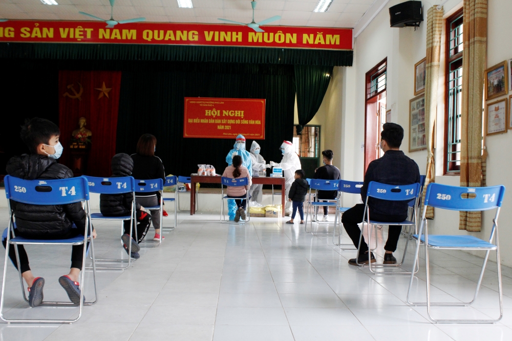 Cận cảnh xét nghiệm Covid-19 cho người dân từ Hải Dương về Hà Nội