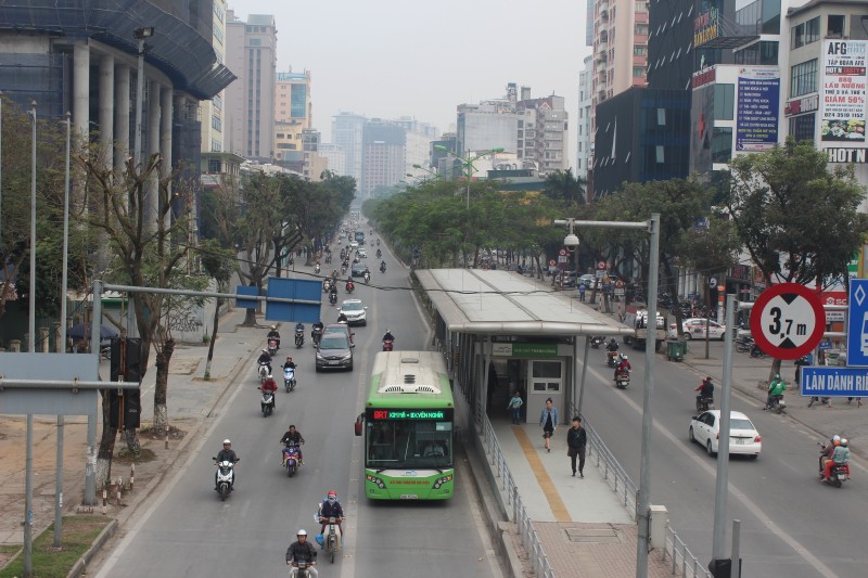 Tăng tần suất hoạt động của xe buýt nhanh BRT: Cần xử nghiêm hành vi lấn làn!