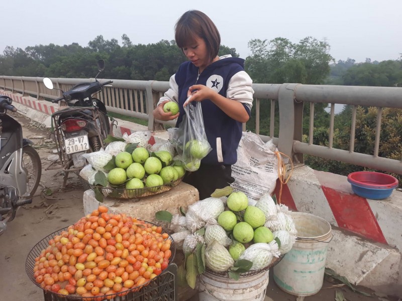 Cần sớm chấn chỉnh ‘chợ nông sản’ dọc Đại lộ nghìn tỷ