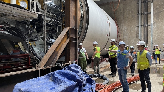 Lắp đặt hai máy đào hầm dự án đường sắt đô thị Nhổn - ga Hà Nội
