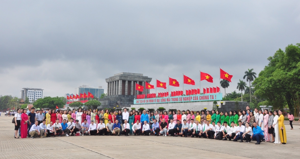 Đoàn đại biểu công nhân lao động tiêu biểu ngành Giao thông vận tải Hà Nội báo công dâng Bác