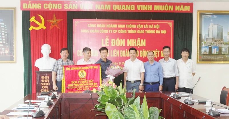 Đón nhận Cờ thi đua của Tổng Liên đoàn Lao động Việt Nam