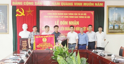 Đón nhận Cờ thi đua của Tổng Liên đoàn Lao động Việt Nam
