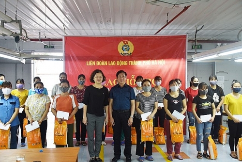 Trao tặng 55 suất quà đến công nhân lao động Công đoàn ngành Dệt may Hà Nội