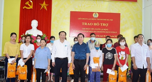Trao quà hỗ trợ cho công nhân lao động gặp khó khăn huyện Thạch Thất