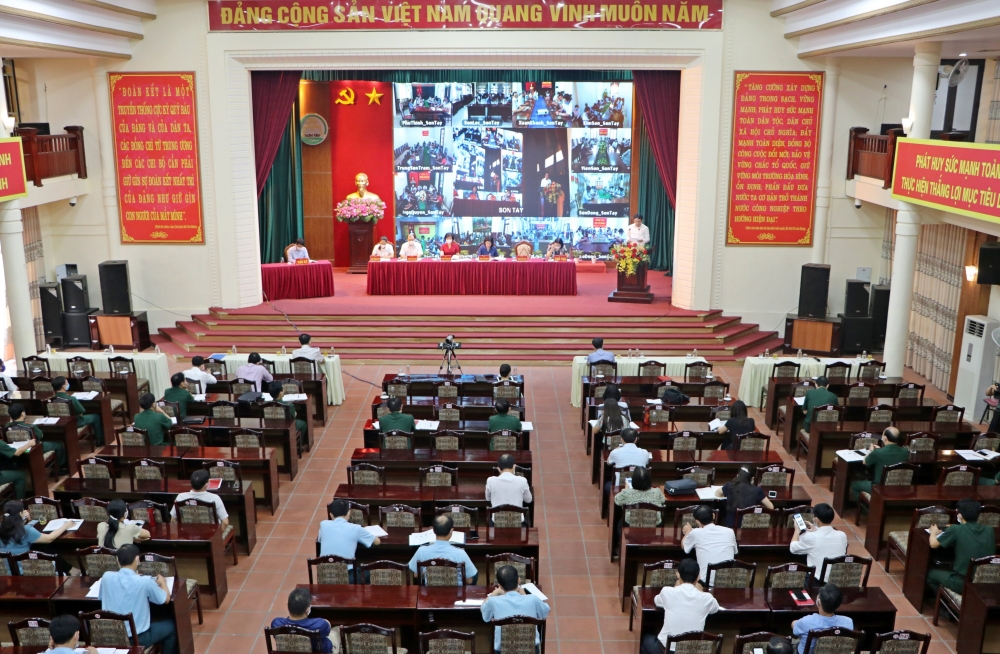 Ứng cử viên đại biểu Quốc hội tiếp xúc cử tri tại thị xã Sơn Tây