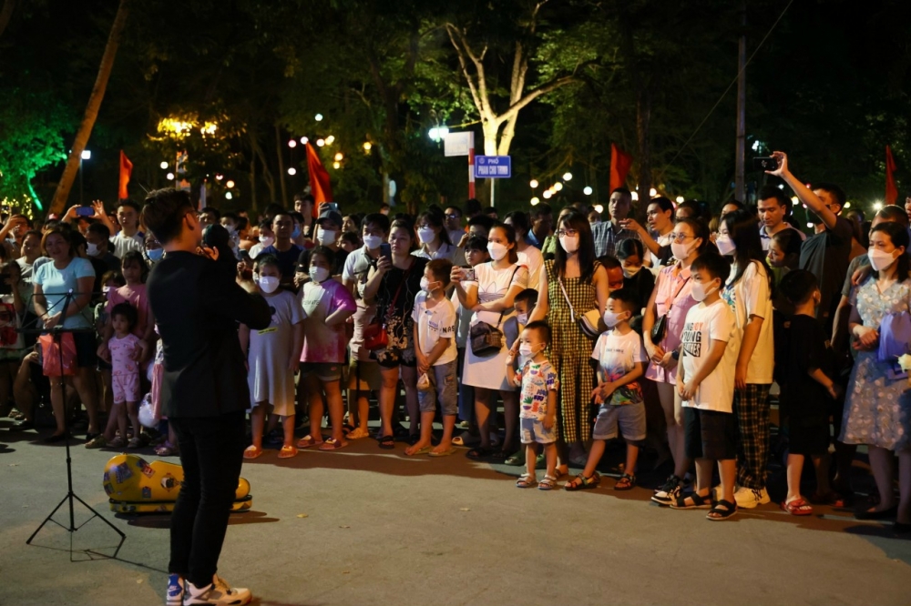 Người dân hào hứng trên phố đi bộ Thành cổ Sơn Tây