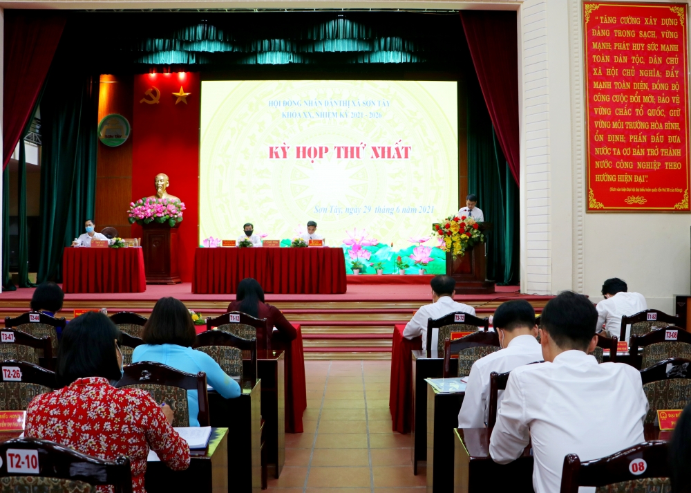 Ông Nguyễn Quang Hán được tín nhiệm bầu làm Chủ tịch Hội đồng nhân dân thị xã Sơn Tây