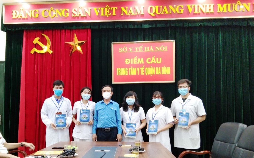 Lãnh đạo Liên đoàn Lao động Thành phố động viên y, bác sĩ tuyến đầu chống dịch