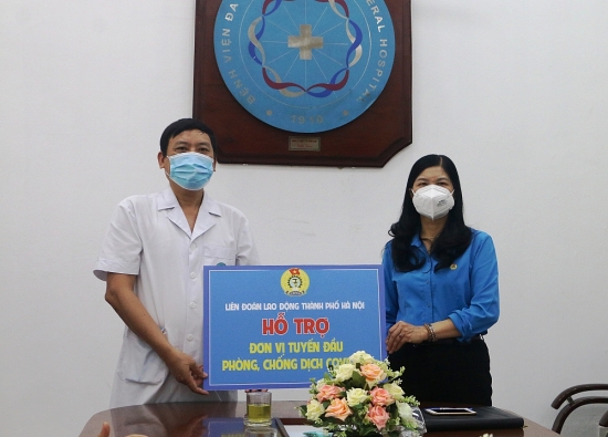 Lãnh đạo Liên đoàn Lao động Thành phố thăm, tặng quà y, bác sĩ tuyến đầu chống dịch