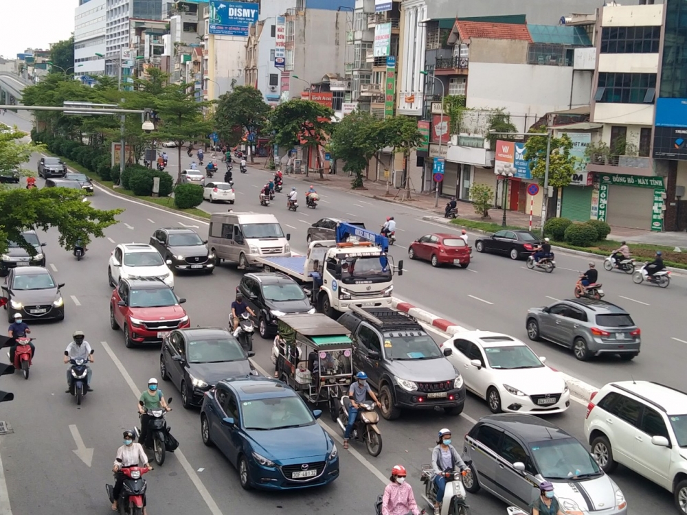 Đường phố Hà Nội vẫn tấp nập dù đang trong thời gian giãn cách