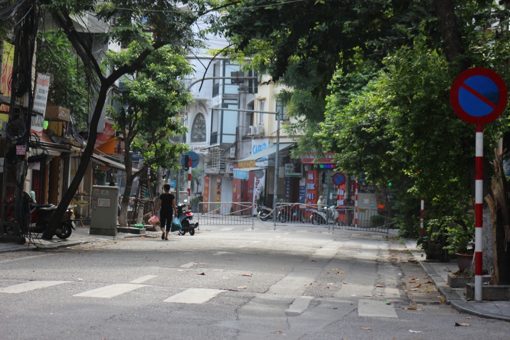Đường phố Hà Nội vẫn tấp nập dù đang trong thời gian giãn cách