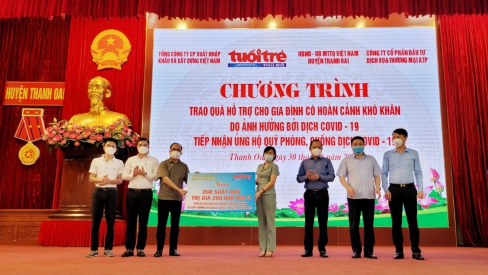 Những suất quà nghĩa tình đến với hoàn cảnh khó khăn ở huyện Thanh Oai