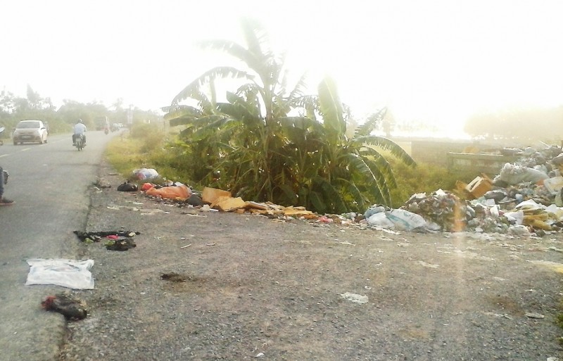 Bãi rác tự phát gây ô nhiễm trên Quốc lộ 21B