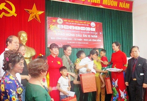Hơn 50 suất quà được trao cho trẻ khuyết tật ở huyện Ba Vì