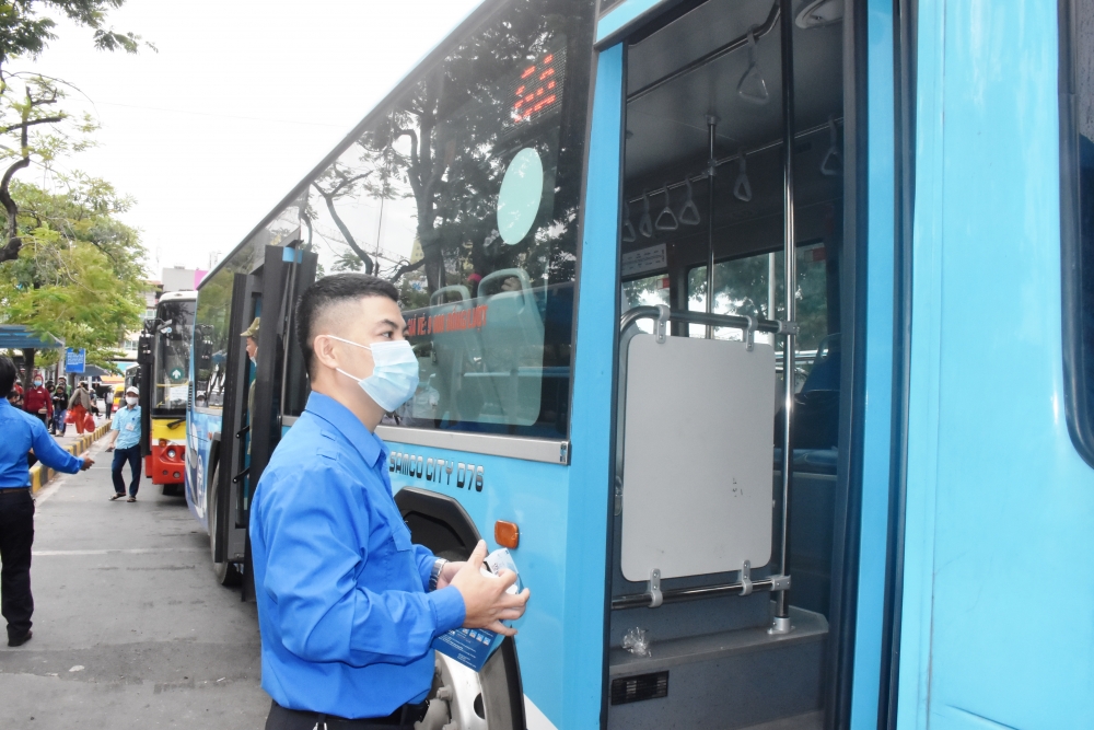 Tổ chức phát khẩu trang miễn phí cho hành khách tham gia đi xe buýt