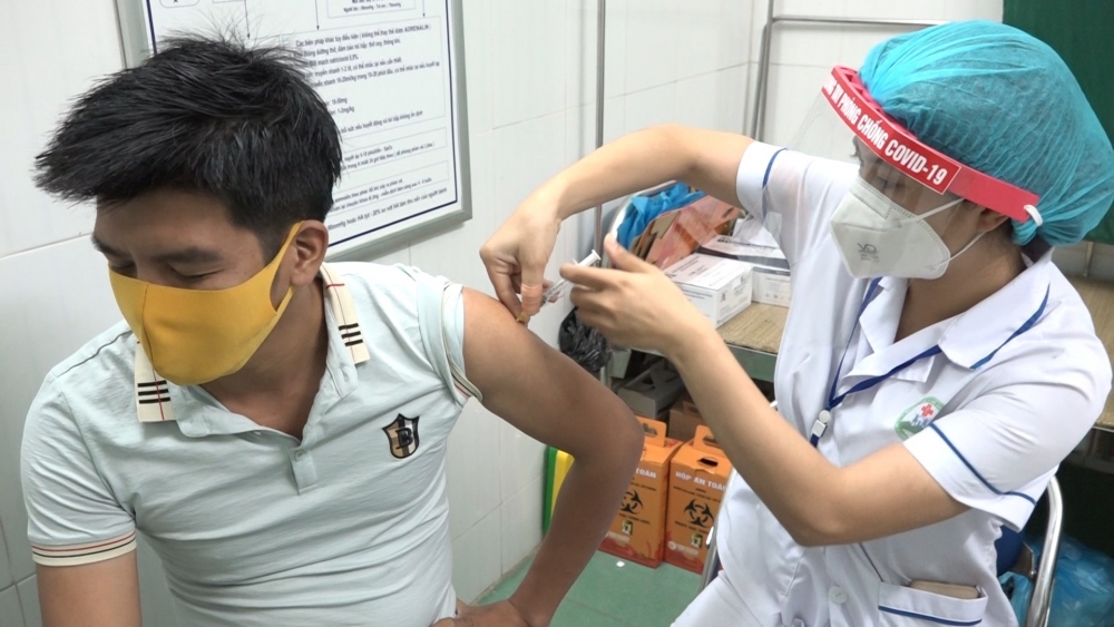 Ba Vì triển khai tiêm vắc xin phòng Covid-19 mũi 2 cho người dân