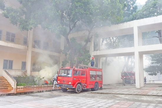 Sơn Tây: Tổ chức diễn tập chữa cháy tại Trường Đại học Công nghiệp Việt Hung