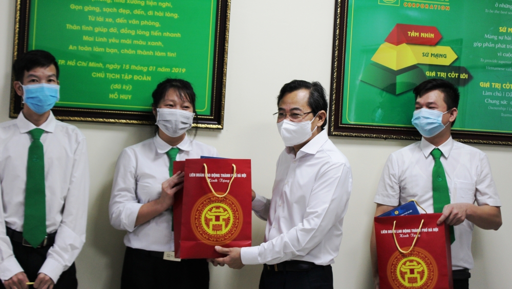 Lãnh đạo LĐLĐ thành phố Hà Nội trao hỗ trợ cho người lao động tại Công ty TNHH Vận tải công nghệ Mai Linh Hà Nội