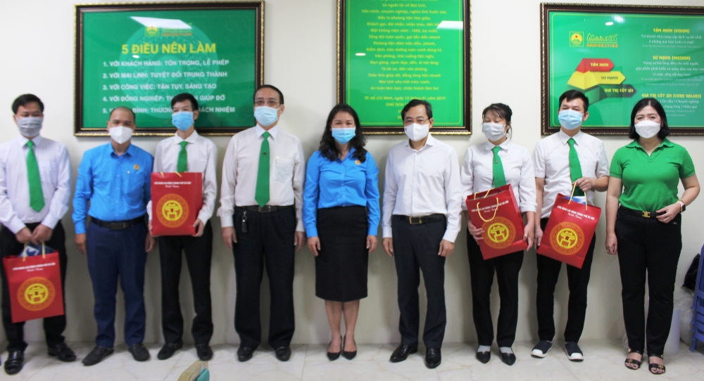 Lãnh đạo LĐLĐ thành phố Hà Nội trao hỗ trợ cho người lao động tại Công ty TNHH Vận tải công nghệ Mai Linh Hà Nội