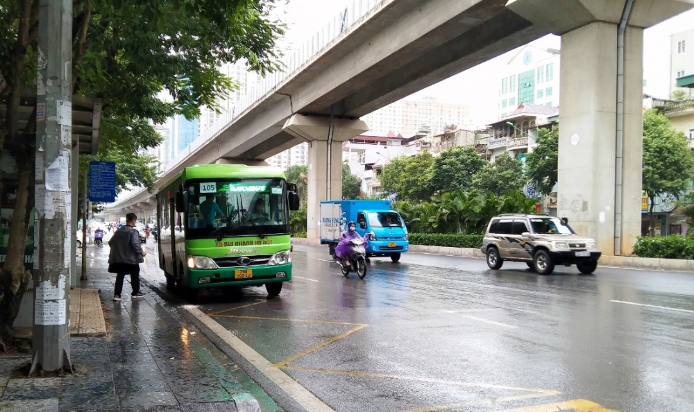 Xe buýt, taxi Hà Nội vắng khách trong ngày hoạt động trở lại