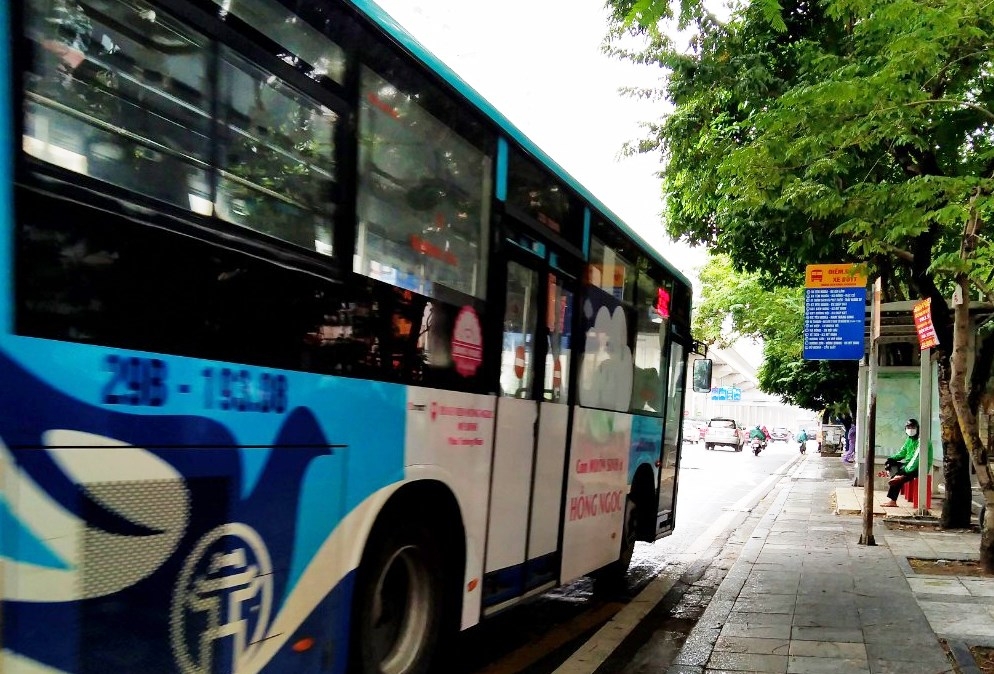 Xe buýt, taxi Hà Nội vắng khách trong ngày hoạt động trở lại