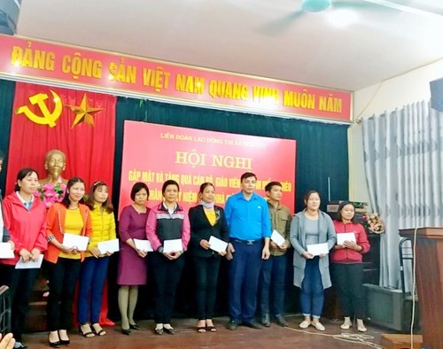 LĐLĐ thị xã Sơn Tây tri ân, tặng quà giáo viên có hoàn cảnh khó khăn