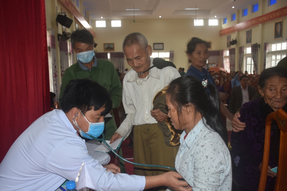 Người dân vùng ngập lụt Hà Tĩnh phấn khởi khi được khám bệnh, cấp thuốc miễn phí