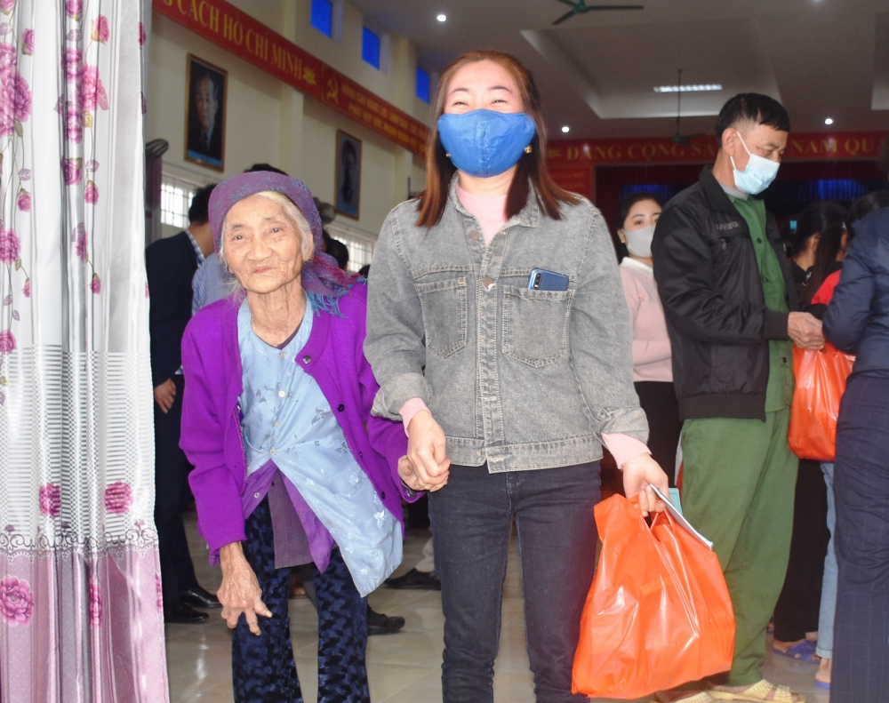 Người dân vùng ngập lụt Hà Tĩnh phấn khởi khi được khám bệnh, cấp thuốc miễn phí