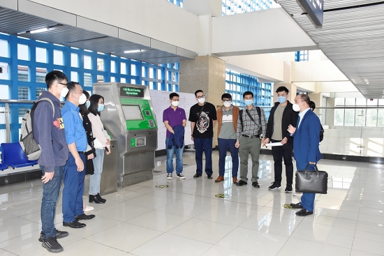 Công tác hỗ trợ người dân đi tàu điện Cát Linh - Hà Đông ngày đầu bán vé nhịp nhàng, hiệu quả