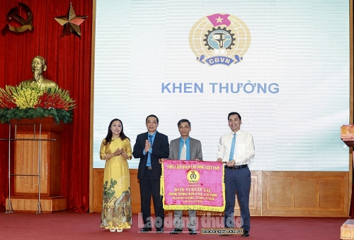 LĐLĐ quận Thanh Xuân nhận Cờ thi đua xuất sắc của Tổng Liên đoàn