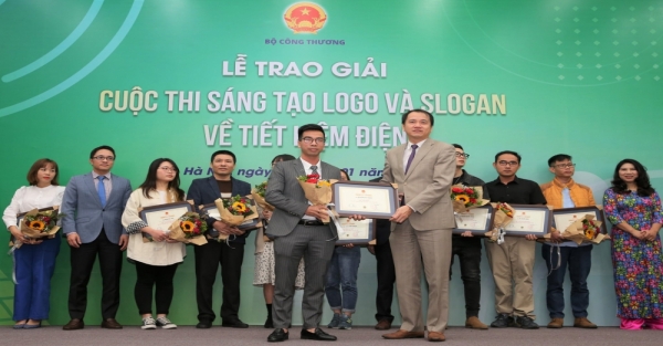 Trao giải cuộc thi sáng tạo logo và slogan về tiết kiệm điện