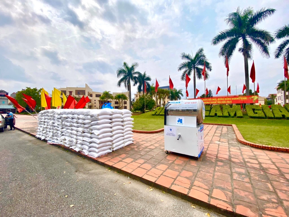 Tập đoàn Hòa Bình ủng hộ 30 tấn gạo và xây dựng cây ATM gạo hỗ trợ người dân Hải Dương