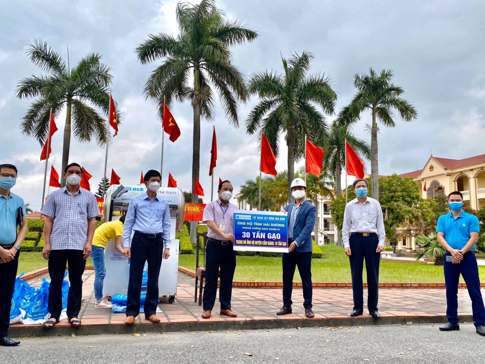 Tập đoàn Hòa Bình ủng hộ 30 tấn gạo và xây dựng cây ATM gạo hỗ trợ người dân Hải Dương
