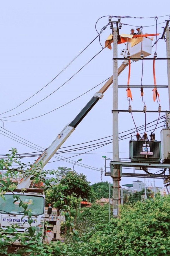 EVN Hà Nội: Ứng dụng công nghệ sửa chữa điện nóng hotline