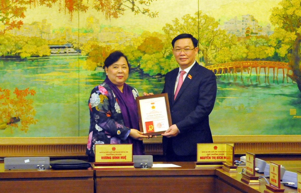 Các đại biểu Quốc hội Khóa XIV đoàn Hà Nội nhận Kỷ niệm chương hoạt động Quốc hội Việt Nam