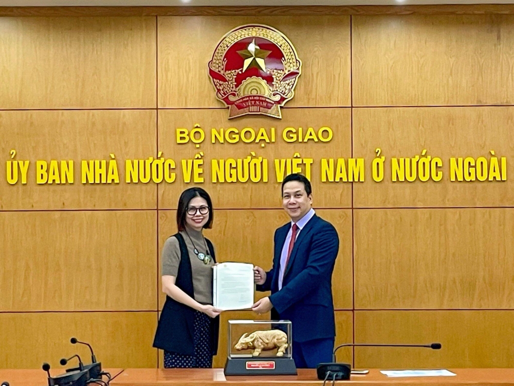 Hội Người Việt Nam tại Angola nhận thư và quà của Thủ tướng Chính phủ