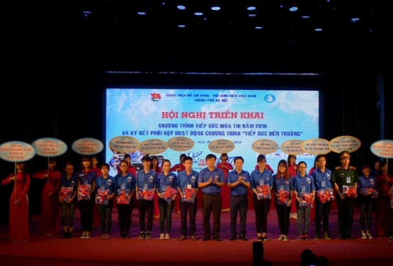 13 nghin sinh vien tham gia tiep suc mua thi nam 2016