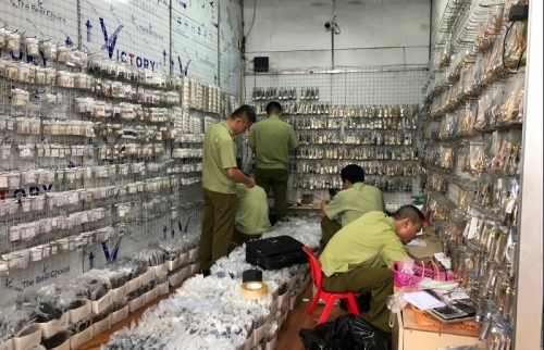Hà Nội: Hàng nghìn sản phẩm giả bị thu giữ tại chợ Ninh Hiệp